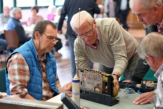 Ehrenamtliche Handwerker beim ersten Reparatur-Café im Bürgerhaus FOTO: PETER KANTHAK