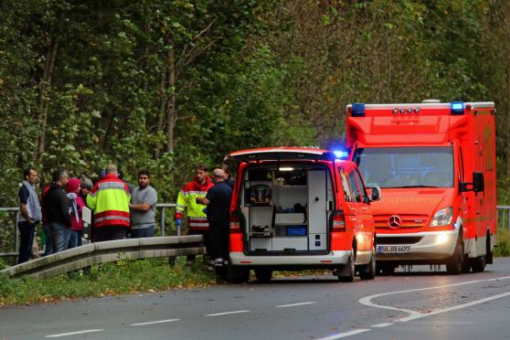 Notarzt-Einsatz-Fahrzeug (NEF) und Rettungs-Transport-Wagen (RTW) mit Flüchtlingen an der Mendener Straße in Wimbern FOTO: ANDREAS DUNKER