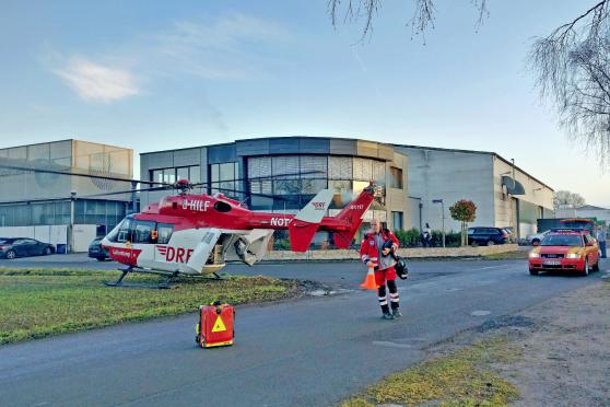 Der Rettungshubschrauber landete vor der Firma "MBT-Polytapes" in Wickede FOTO: MARKUS THURAU