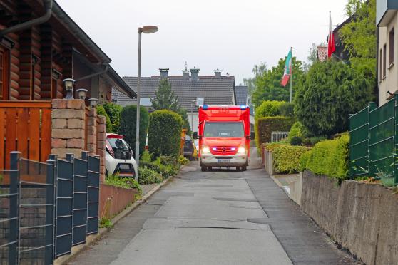Der Rettungswagen in der Oberen Holmke in Wickede FOTO: ANDREAS DUNKER