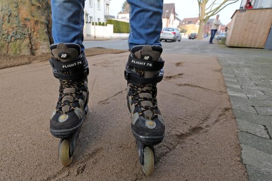 Ein bleibender Eindruck bereits am heutigen ersten Tag nach der Fertigstellung: Spurrillen im Steinsand. Fast wäre dieser Inline-Skater gestürzt. FOTO: ANDREAS DUNKER