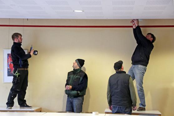 Demontage der Leinwand im Saal des Roncalli-Hauses. Von links: Dennis Kampmann, Patrick Schnapp, Gerhard Rennebaum und Christian Stobbe FOTO: ANDREAS DUNKER