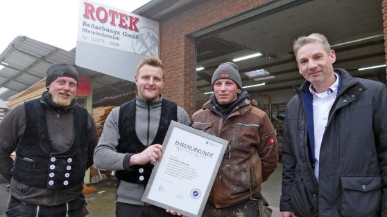 Innungs-Obermeister Thorsten Mackenbrock (rechts) überreichte zum 25-jährigen Firmenjubiläum eine Ehrenurkunde an Dachdeckermeister Jannik Kupitz (2. von links) sowie dessen Mitarbeiter Sebastian Bußmann und Daniel Weber von der ROTEK Bedachungs GmbH. FOTO: KREISHANDWERKERSCHAFT HELLWEG-LIPPE