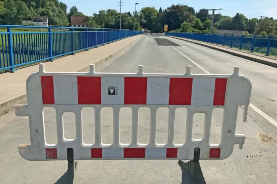 Die Bauleute haben die Wickeder Ruhrbrücke bereits geräumt. – Mindestens einen Autofahrer mit seinem Pkw hätten die Arbeiter auch bereits durchgewunken und die Brücke ohne Probleme passieren lassen. Für den restlichen Verkehr ist der Ruhrübergang aber offiziell noch gesperrt. Im Laufe des Donnerstags sollen aber auch die letzten Absperrungen verschwinden. Am Freitag in der Früh soll der Verkehr bereits wieder fließen und Berufspendler, Monteure, Lieferanten sowie alle anderen müssen keine langen Umwege über Ense, Fröndenberg oder die Autobahn mehr fahren. FOTO: ANDREAS DUNKER