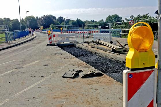 Anfang dieser Woche klaffte noch ein ziemliches Loch in der Fahrbahn der Bundesstraße 63 als Wickeder Zufahrt zur Ruhrbrücke. Auf der Brücke versperrten Baustellen-Baken die Durchfahrt. FOTO: CARINA WESTERWELLE