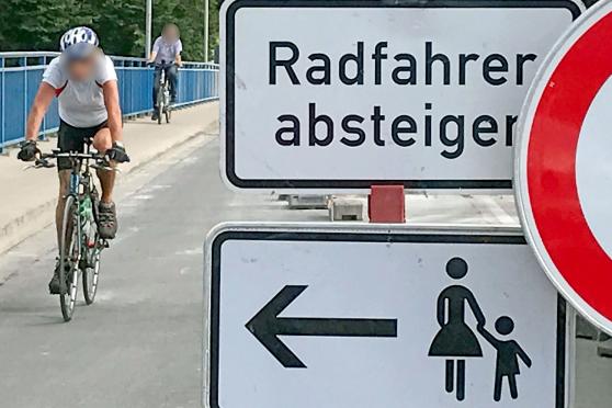 Längst nicht alle Radfahrer steigen beim Überqueren der gesperrten Ruhrbrücke von ihrem Drahtesel ab. FOTO: ANDREAS DUNKER