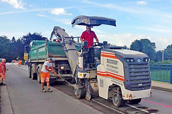 Fräsarbeiten auf der Fahrbahn der Ruhrbrücke FOTO: MARKUS THURAU