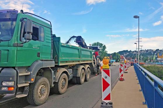 Baumaßnahmen auf der Brücke: Für Fußgänger bleibt ein Gehweg am Rande der Ruhrbrücke frei, damit sie über den Fluß kommen. FOTO: MARKUS THURAU