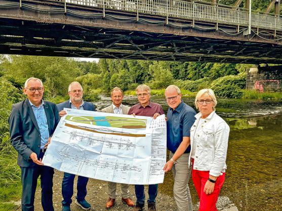 Ein Plan der neuen Fuß- und Radwegbrücke zwischen Echthausen und Wickede – vorgestellt von Regierungspräsident Heinrich Böckelühr von der Bezirksregierung Arnsberg sowie Bautechniker Christian Drees, Kämmerer Christian Wiese, Fachbereichsleiter Ludger Böhmer, Bürgermeister Dr. Martin Michalzik (CDU) und Tourismusbeauftragte Ruth Hornkamp (v.l.n.r.) von der Gemeinde Wickede (Ruhr) FOTO: BEHÖRDE