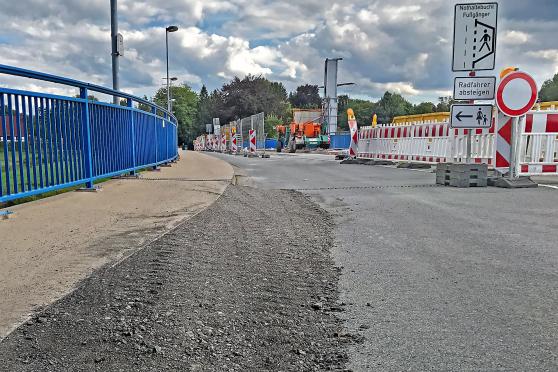 Nicht nur Einsatzfahrzeuge von Feuerwehr, Polizei und Rettungsdienst nutzen die aufgeschüttete Schotterrampe der Rettungsgasse, um mit zwei Rädern über den Gehweg zu fahren. FOTO: ANDREAS DUNKER