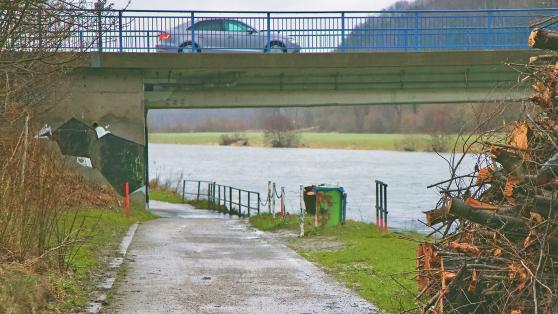 Der Ruhrtalradweg unterhalb der Wickeder Ruhrbrücke war am Sonntagspätnachmittag noch passierbar und nicht überflutet. FOTO: ANDREAS DUNKER