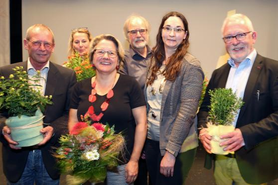 Die Podiumsteilnehmer (von links): Landwirt Werner Mauth, Imkerin Gabriele Stryschik, Bundesumweltministerin Svenja Schulze (SPD), NABU-Vorsitzender Peter Hoffmann, Veranstaltungsorganisatorin und SPD-Ortsvereinsvorsitzende Inga Westermann sowie der heimische Bundestagsabgeordnete Wolfgang Hellmich (SPD), der die Veranstaltung moderierte. FOTO: ANDREAS DUNKER