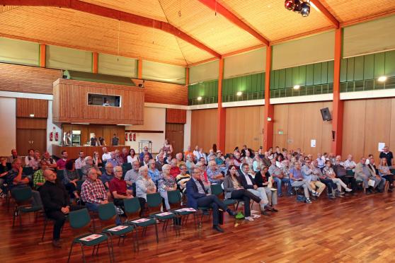 Rund hundert Zuhörer aus dem gesamten Soester Kreisgebiet nahmen am heutigen Montagabend (17. September 2018) an der SPD-Podiumsdiskussion zum Thema „Was tun gegen das Insektensterben?“ im Bürgerhaus in Wickede teil. FOTO: ANDREAS DUNKER