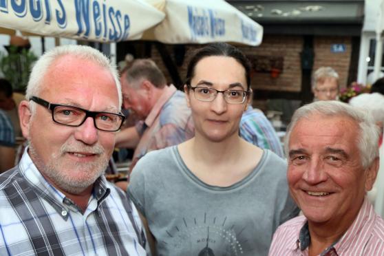 Der heimische SPD-Bundestagsabgeordnete Wolfgang Hellmich mit der Wickeder SPD-Vorsitzenden Inga Westermann und dem örtlichen SPD-Fraktionsvorsitzenden Engelbert Gurka (von links) bei einem Griff-Fest in "Rohrbach's Biergarten" nach einer Ruhrpromenaden-Wanderung FOTO: ANDREAS DUNKER