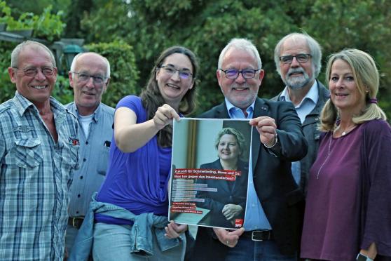 Die Podiumsteilnehmer (von links): Landwirt Werner Mauth, Landwirt Eberhard Wenner aus Wiehagen (steht nur so dabei), SPD-Ortsvereinsvorsitzende Inga Westermann, der heimische Bundestagsabgeordnete Wolfgang Hellmich (SPD) – der die Veranstaltung moderieren soll, der Soester NABU-Vorsitzende Peter Hoffmann und die Imkerin Gabriele Stryschik präsentieren ein Plakat mit Bundesumweltministerin Svenja Schulze (SPD) FOTO: ANDREAS DUNKER