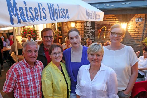 Bereits nach der Ruhrpromenaden-Wanderung vor einiger Zeit kündigte der SPD-Ortsverein in Rohrbachs Biergarten die Spende einer Blutbuche und einer roten Ruhebank am Ruhrufer nahe des alten Trommelwehres an. – Auf unserem obigen Bild (von links): die Wickeder Sozialdemokraten Engelbert Gurka, Helmut Bäcker, Ellinor Schilling und Inga Westermann sowie Landtagsabgeordnete Marlies Stotz und die Soester SPD-Ortsvereinsvorsitzende Sandra Wulf. ARCHIVFOTO: ANDREAS DUNKER