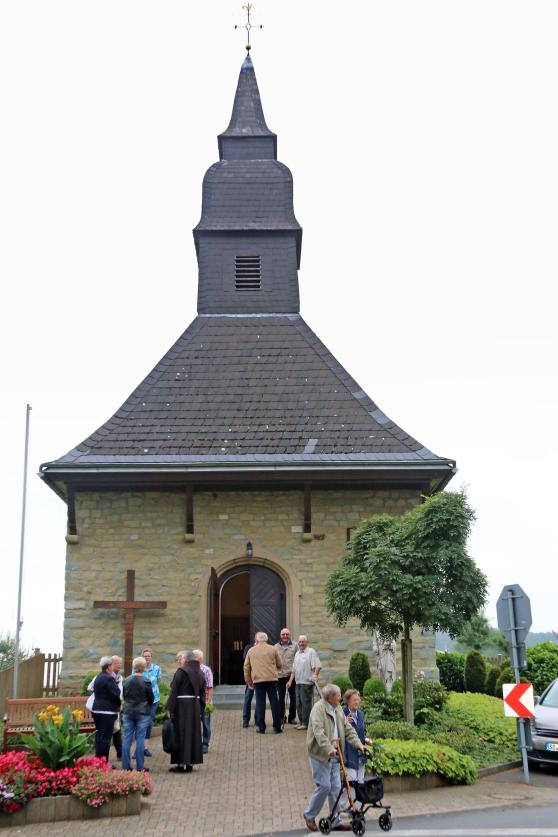 Nach dem Gottesdienst: Gesprächskreise vor der Kapelle FOTO: ANDREAS DUNKER