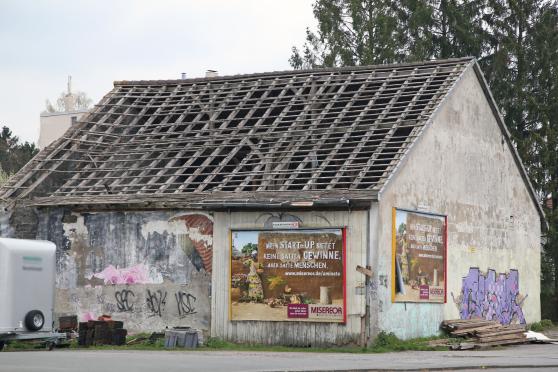 Hier müsste auch mal drigend saniert werden. Die Scheune an der Ecke Hövelstraße / Waltringer Weg in Wickede ist ein Schandfleck des Ortes. ARCHIVFOTO: ANDREAS DUNKER
