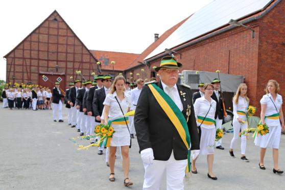 Antreten der St.-Johannes-Schützenbruderschaft Wickede – Wiehagen auf Hof Spiekermann FOTO: ANDREAS DUNKER