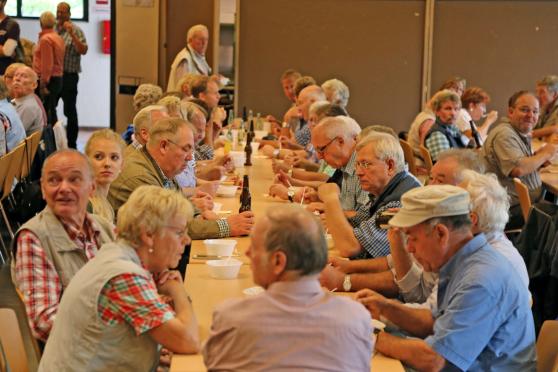 Zur Stärkung nach dem anstrengenden Marsch gab es in der Wimberner Schützenhalle westfälische Kartoffelsuppe und Brot FOTO: ANDREAS DUNKER