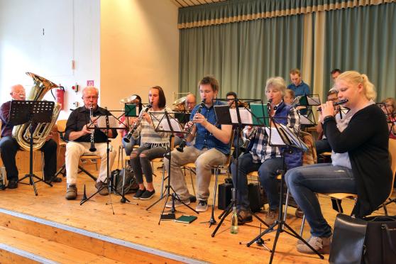 In der Schützenhalle in Wimbern sorgte der Musikzug der Freiwilligen Feuerwehr der Gemeinde Wickede (Ruhr) für die Unterhaltung der Schnadegänger. FOTO: ANDREAS DUNKER