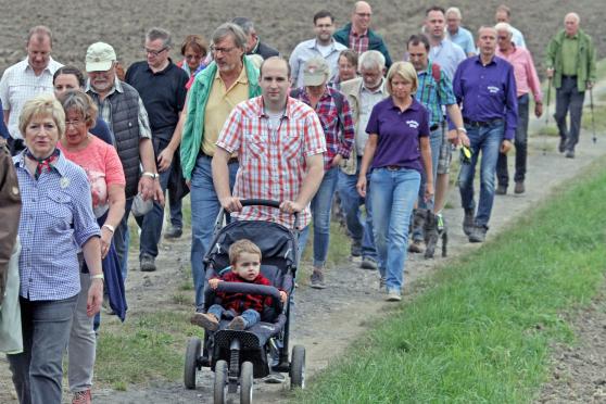 Mehr als 150 Wanderer und ein Kinderwagen beim Schadegang durch die Wimberner Feldflur FOTO: ANDREAS DUNKER