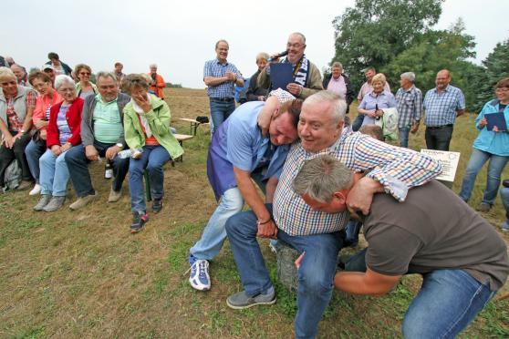 Wimberns Ortsheimatpfleger Peter Fildhaut berichtete über die Lütkenheide als Grenzregion zwischen Wickede (Ruhr) und Menden. Anschließend wurde er auf den Schnadestein gesetzt. FOTO: ANDREAS DUNKER