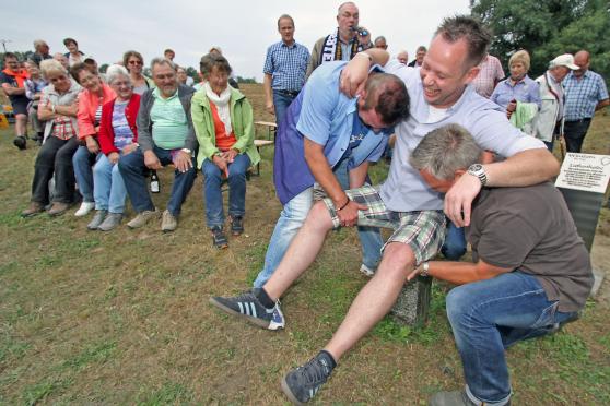 Wimberns Schützenkaiser Dennis Fechner auf dem Schnadestein an der Lütkenheide FOTO: ANDREAS DUNKER