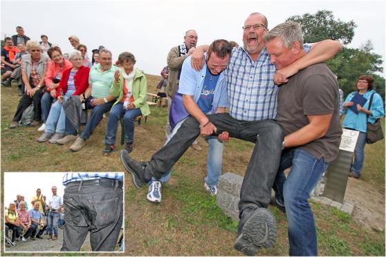 Der KaDeWi-Chef Franz-Josef Köppikus wurde auf dem Schnadestein in der Lütkenheide in Wimbern "gepoahläst". FOTO: ANDREAS DUNKER