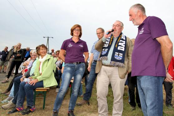 "Spontan geht immer" hatten sie auf dem Rücken ihrer Polo-Shirts stehen: das Wickeder Schützenkönigspaar Ulrike und Ulrich Thiele wurde deshalb auch spontan auf den nassen Schnadestein gesetzt. FOTO: ANDREAS DUNKER