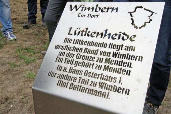 Ein Schild aus Edelstahl weist auf die Bedeutung der "Lütkenheide" in Wimbern hin. FOTO: ANDREAS DUNKER