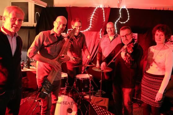 Die Veranstalter von "Schöne Töne live" zusammen mit den Musikern des Trios "globalBEAT" im "KaDeWi" (von links): Norbert Stockhausen, Christian Becker (Chapman-Stick), Thomas Middendorf (Schlagzeug), Franz-Josef Köppikus, Klaus Görgner (E-Geige) und Martina Brennecke FOTO: ANDREAS DUNKER

