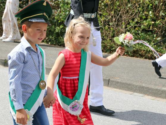Das Kinderkönigspaar Frieda Pieper (5) und Jendrik Kordek (6) FOTO: ANDREAS DUNKER