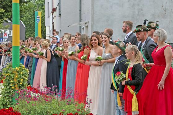 Schützenregenten mit ihren Hofstaatpaaren bei der traditionellen Parade am Bahnhof in Wickede FOTO: ANDREAS DUNKER