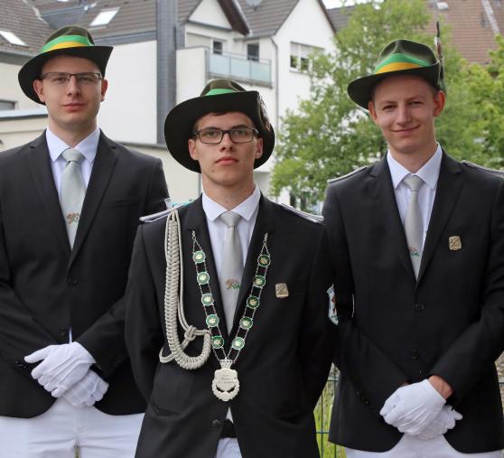 SSC-Prinz Florian Ptacek des Schieß-Sport-Clubs Wickede der Schützenbruderschaft St. Johannes Wickede und Wiehagen mit seinen Begleitern Nils Langer (links) und Erik Langer (rechts) FOTO: ANDREAS DUNKER