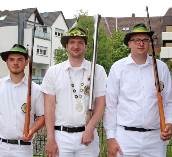 Jungschützenkönig Kevin Schäfer der Schützenbruderschaft St. Johannes Wickede und Wiehagen mit Begleitern FOTO: ANDREAS DUNKER