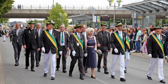 Das Kaiserpaar Heinz und Magdalene Neuhaus mit Vertretern der politischen und kirchlichen Gemeinden sowie Vorstandsmitgliedern der Schützenbruderschaft St. Johannes Wickede und Wiehagen FOTO: ANDREAS DUNKER