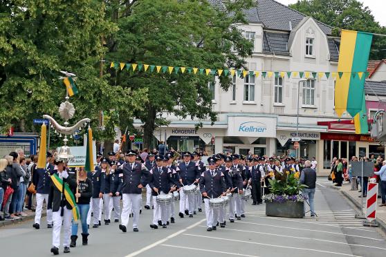 Schellenbaumträger Mirko Gerber führte am heutigen Sonntagnachmittag traditionsgemäß den Festumzug der Schützenbruderschaft St. Johannes Wickede und Wiehagen durch die Ortsmitte an. Gefolgt von dem Spielmannszug der Freiwilligen Feuerwehr Wickede (Ruhr) unter Leitung von Sebastian Hornkamp und dem Musikzug Bremen der Enser Feuerwehr unter Leitung von Dirigentin Laura Fabri aus Wickede FOTO: ANDREAS DUNKER