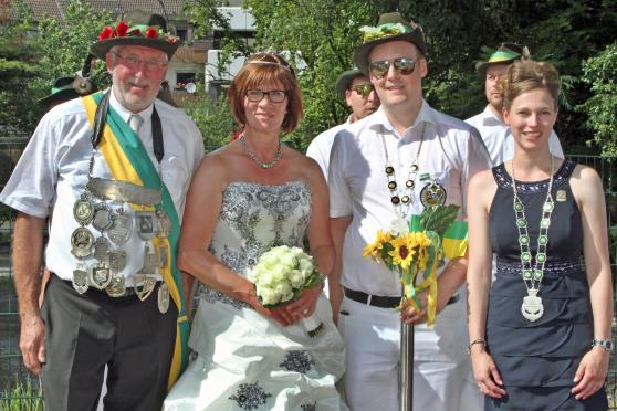 Die erwachsenen Regenten der St.-Johannes-Schützenbruderschaft Wickede und Wiehagen: Das amtierende Königspaar Ulrich und Ulrike Thiele sowie Jungschützenkönig Julian Bräker und SSC Prinzessin Sabrina Koerdt (von links) ARCHIVFOTO: ANDREAS DUNKER