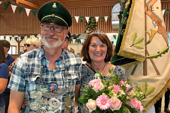 Das neue Königspaar 2018/2019 der St.-Vinzentius-Schützenbruderschaft Echthausen: Martin und Kläre Barylla. Der 62-jährige Beamte ist unter anderem als CDU-Ratsherr sowie als Mitglied der Alters- und Ehrenabteilung der Löschgruppe Echthausen der Freiwilligen Feuerwehr der Gemeinde Wickede (Ruhr) bekannt. Barylla stand bereits im Jahre 1981 mit Maresi Knoche (jetzt: Bertram) als Königspaar an der Spitze der Bruderschaft. Und die 61-jährige Hausfrau Kläre Barylla regierte schon im Jahre 1979 zusammen mit Jochen Beckenbauer einmal den Verein. FOTO: ANDREAS DUNKER