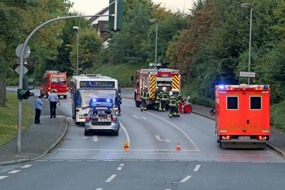 Ein Motorbrand in einem Schulbus sorgte am frühen Montagmorgen für die zeitweise Komplettsperrung der Straße "Am Lehmacker" in Wickede FOTO: ANDREAS DUNKER