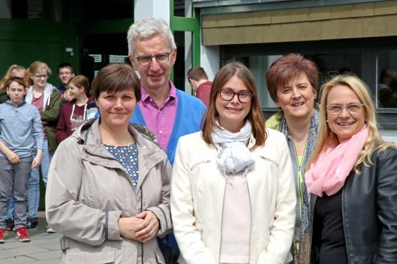 Bei der Vorstellung der neuen Schulsozialarbeiterin Anne Schneidermann (Mitte): Rektorin Brigitte Tavus von der Engelhard-Grundschule, Schulleiter Peter Zarnitz von der Sekundarschule, Fachbereichsleiterin Susanne Modler von der Gemeindeverwaltung und Rektorin Delia Heck von der Melanchthon-Grundschule (von links). ARCHIVFOTO: ANDREAS DUNKER