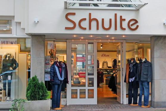 Mode Schulte: Kaum noch Waren vor dem Geschäft – wegen der großen Diebstahlgefahr FOTO: ANDREAS DUNKER