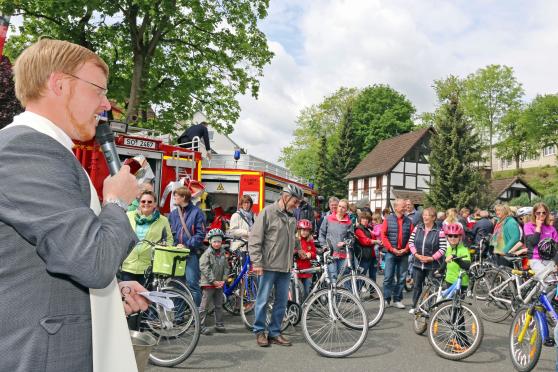Mit kirchlichem Segen startet die CDU-Fahrradtour vom Feuerwehrgelände ARCHIVFOTO: ANDREAS DUNKER