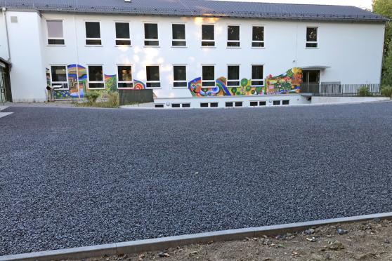 Der planierte Platz mit Splitt-Belag an der Amphi-Treppe FOTO: ANDREAS DUNKER