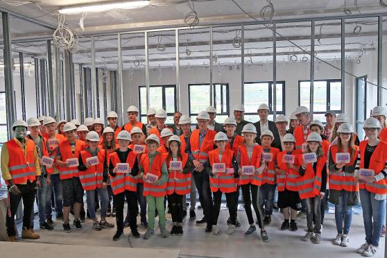 Bürgermeister Dr. Martin Michalzik (CDU) mit den Schülern der Sekundarschule Wickede und Vertretern der Kommunalpolitik und Lehrern FOTO: ANDREAS DUNKER