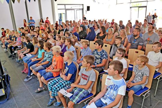 Begrüßung der neuen Fünftklässler im Forum der Sekundarschule Wickede (Ruhr) FOTO: ANDREAS DUNKER