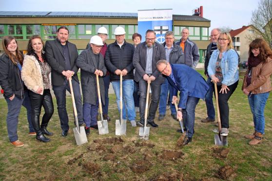 Der symbolische "Erste Spatenstich" für den Erweiterungsbau der Sekundarschule an der Ecke Hövel- und Ludgerusstraße in Wickede (von links): Bautechnikerin Diana Veseli, Bauzeichnerin Andrea Klein, Architekt Axel Menke (alle vom Büro „gpe-projekt“), Projektleiter Simon Bellenhaus, Projekt- und Bauleiter Alois Johann (Tief- und Betonbau), Gebietsverkaufsleiter Michael Penning (alle von der Firma „KLEUSBERG“), Fachbereichsleiterin Susanne Modler, Geschäftsführer Daniel Rieger (gpe-projekt), Bürgermeister Dr. Martin Michalzik, Bauhofleiter Reiner Kräenfeld, Hausmeister Thomas Fischer, Fachbereichsleiter Markus Kleindopp, stellvertretende Sekundarschulleiterin Stefanie Tillmann und Schulsekretärin Cornelia Gebhardt. – Schulleiter Peter Zarnitz befindet sich derzeit im Urlaub und konnte daher nicht teilnehmen. FOTO: ANDREAS DUNKER