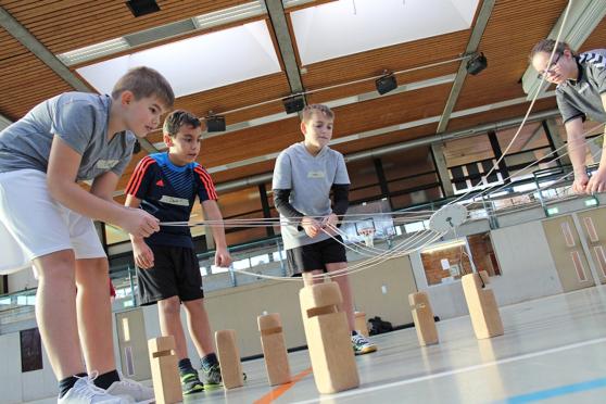 Eine Station des Parcours des "Fair Mobils" in der Gerken-Sporthalle der Sekundarschule Wickede (Ruhr) FOTO: SKW