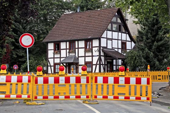 Am Feuerwehr-Gerätehaus ist jetzt die Durchfahrt der Oststraße gesperrt. Zum DRK-Heim geht es beispielsweise nur über "Im Winkel" und die Neue Straße. FOTO: ANDREAS DUNKER